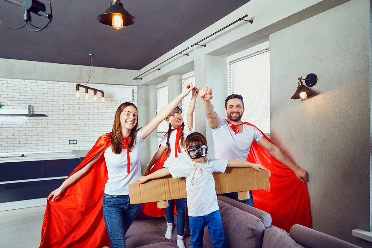 Famille heureuse déguisée en super héros