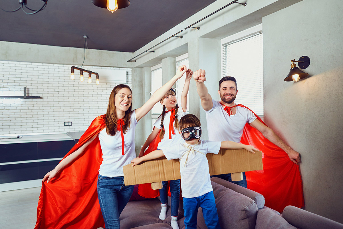 Famille heureuse déguisée en super héros