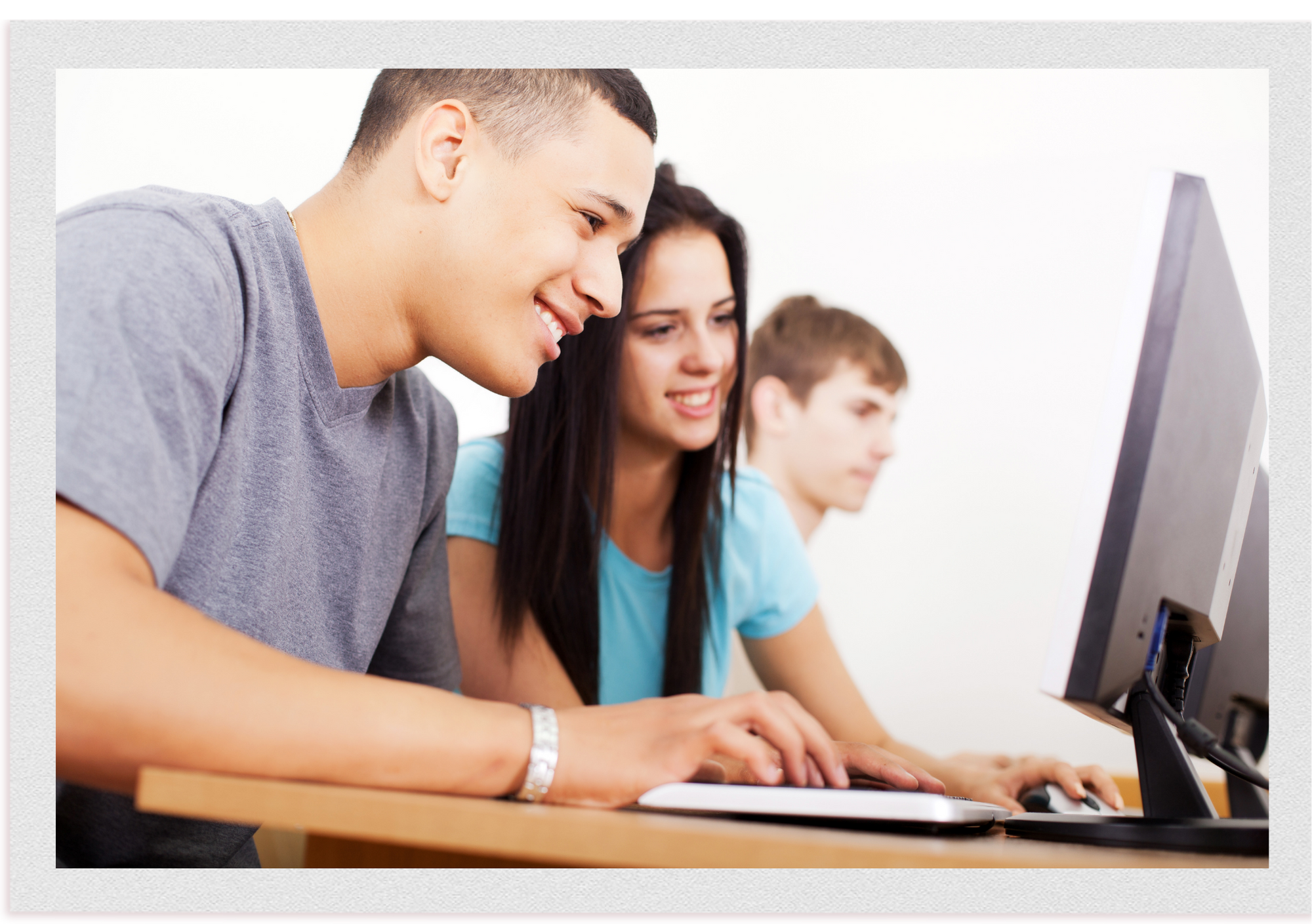 Des adolescents travaillent devant des ordinateurs