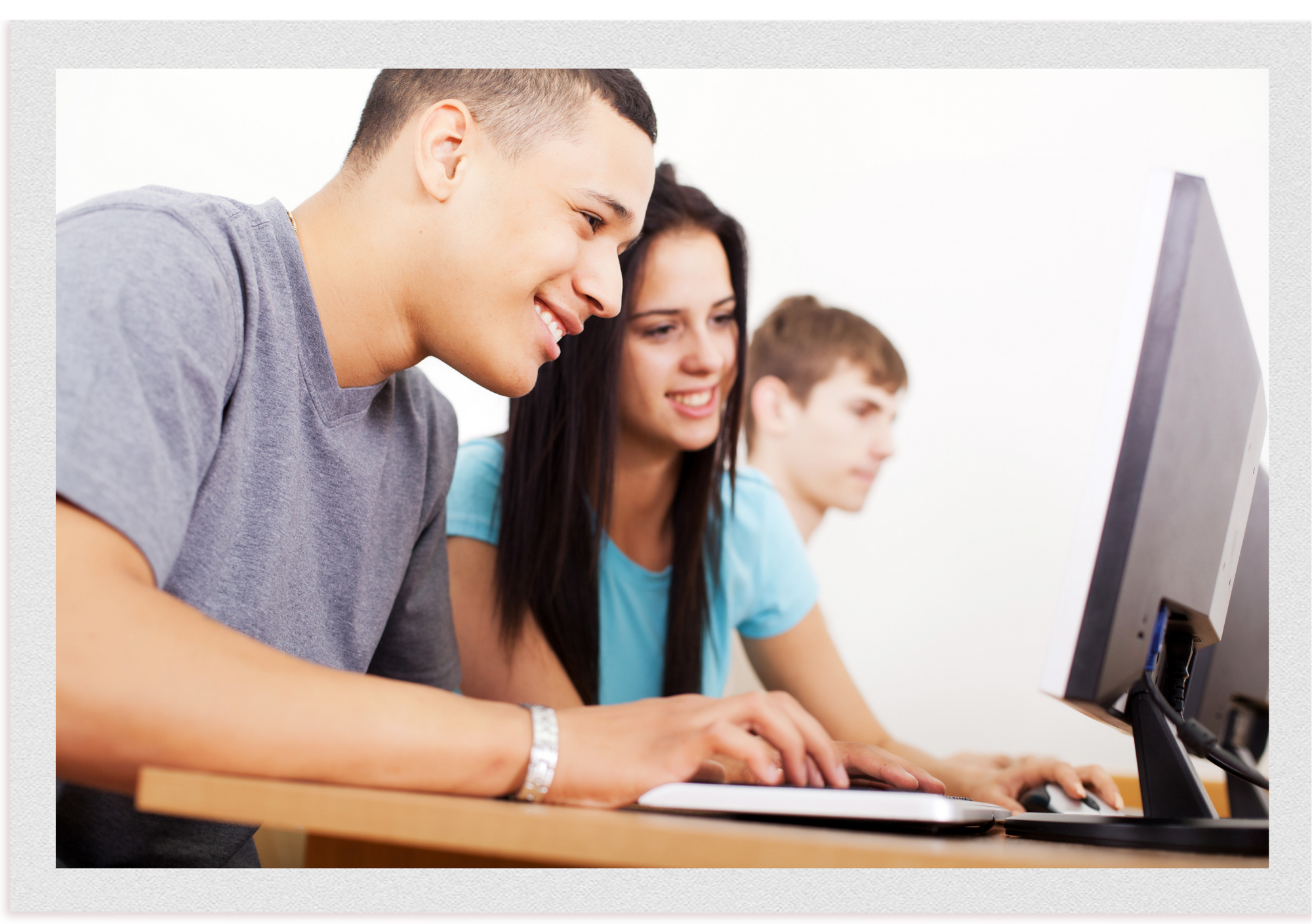 Les CPS au cycle 4 Des adolescents travaillent devant des ordinateurs